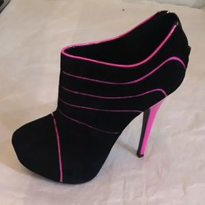 Liliana Pink/Black Sueded Ankle Boot Sz 8